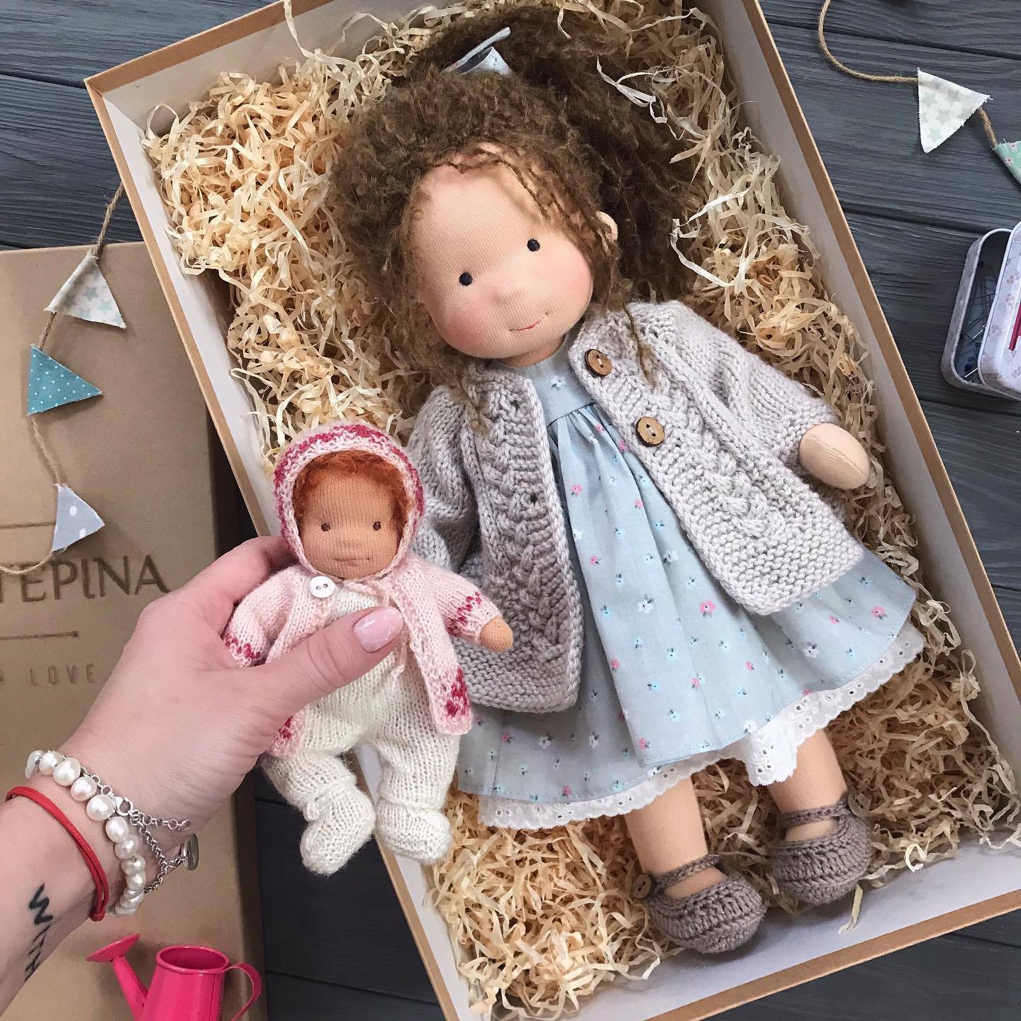 Handgjord Waldorf docka Gladarevardag