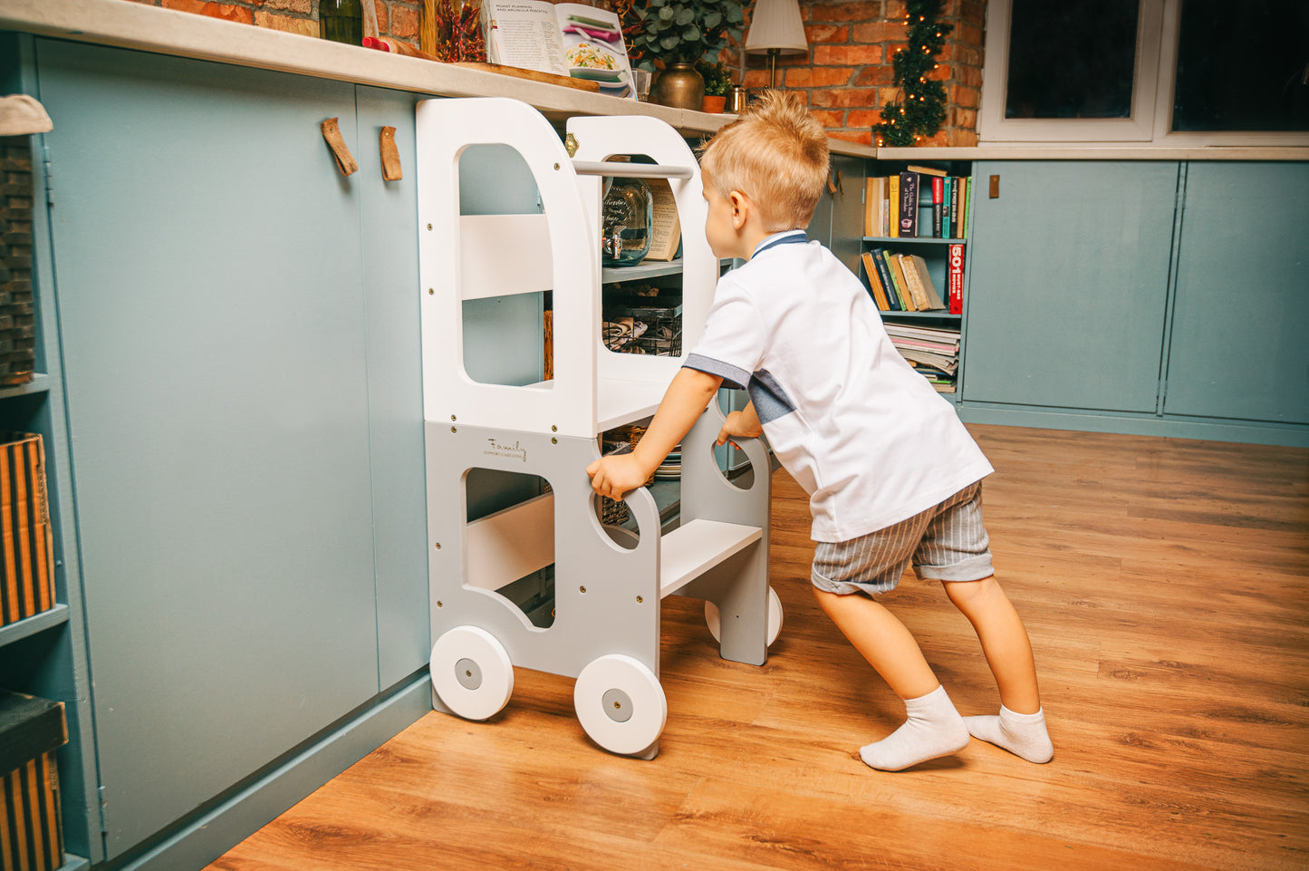 2-i-1 hjälptorn och aktivitetsbord.