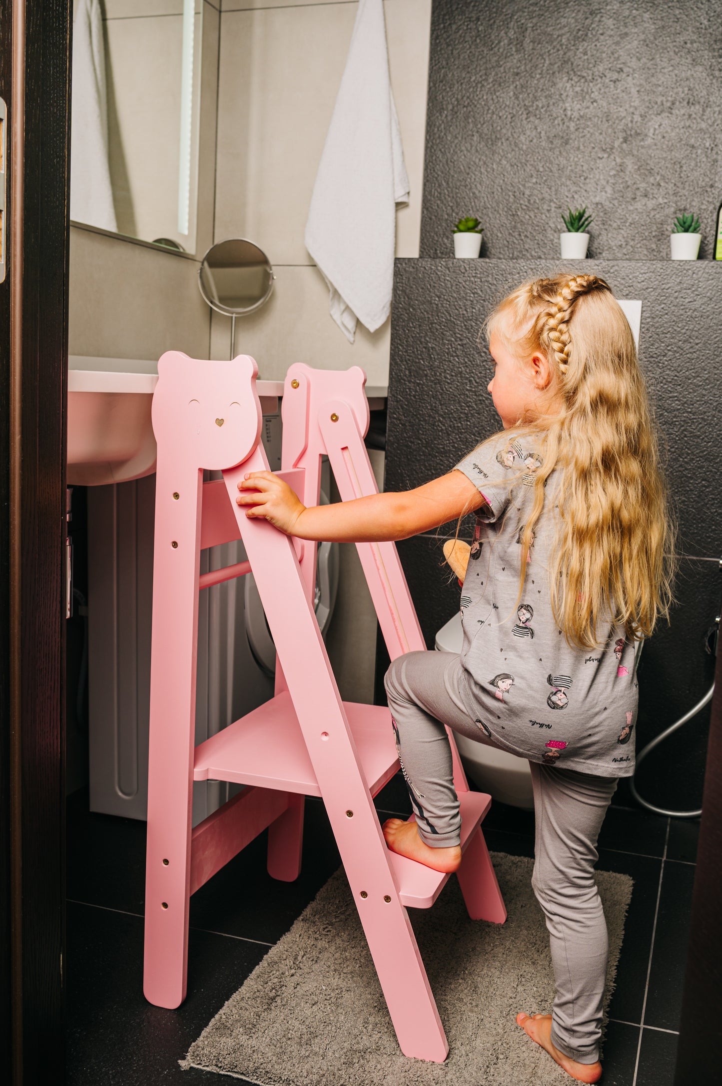 Hopfällbar och justerbar stegpall