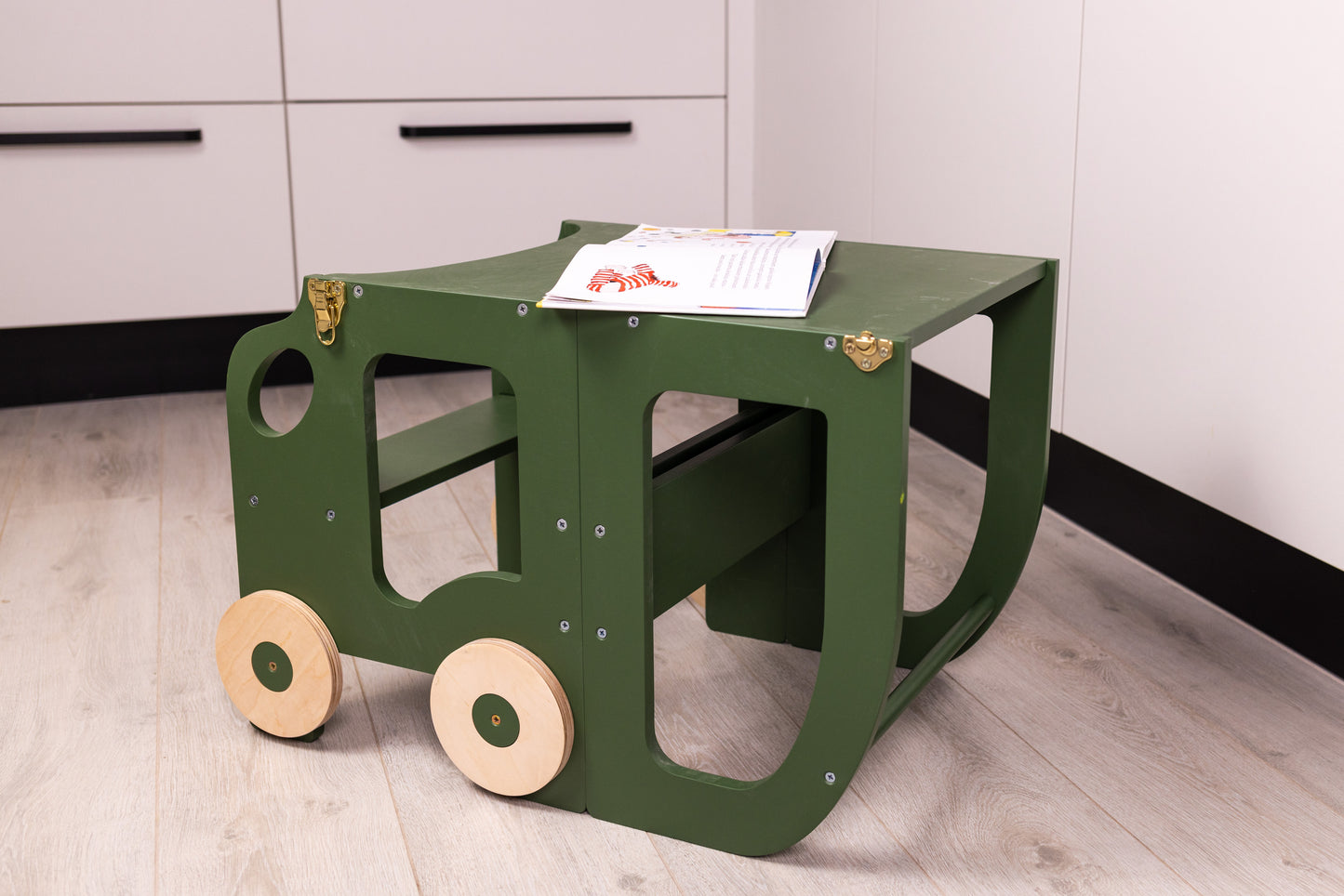 2-i-1 hjälptorn och aktivitetsbord.