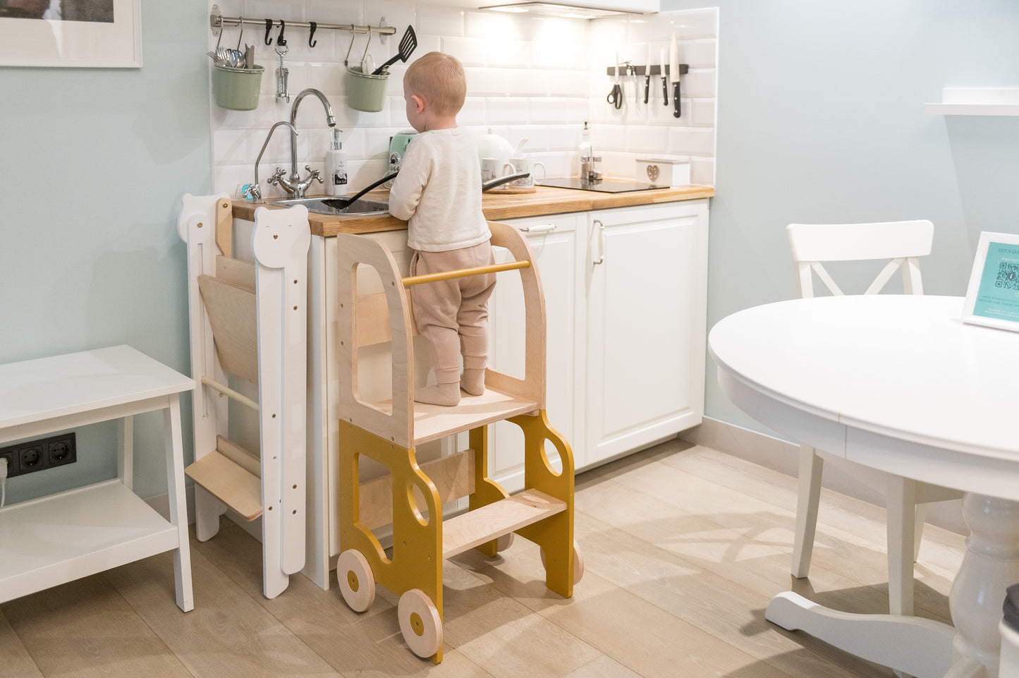 2-i-1 hjälptorn och aktivitetsbord.