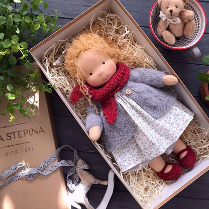 Handgjord Waldorf docka Gladarevardag